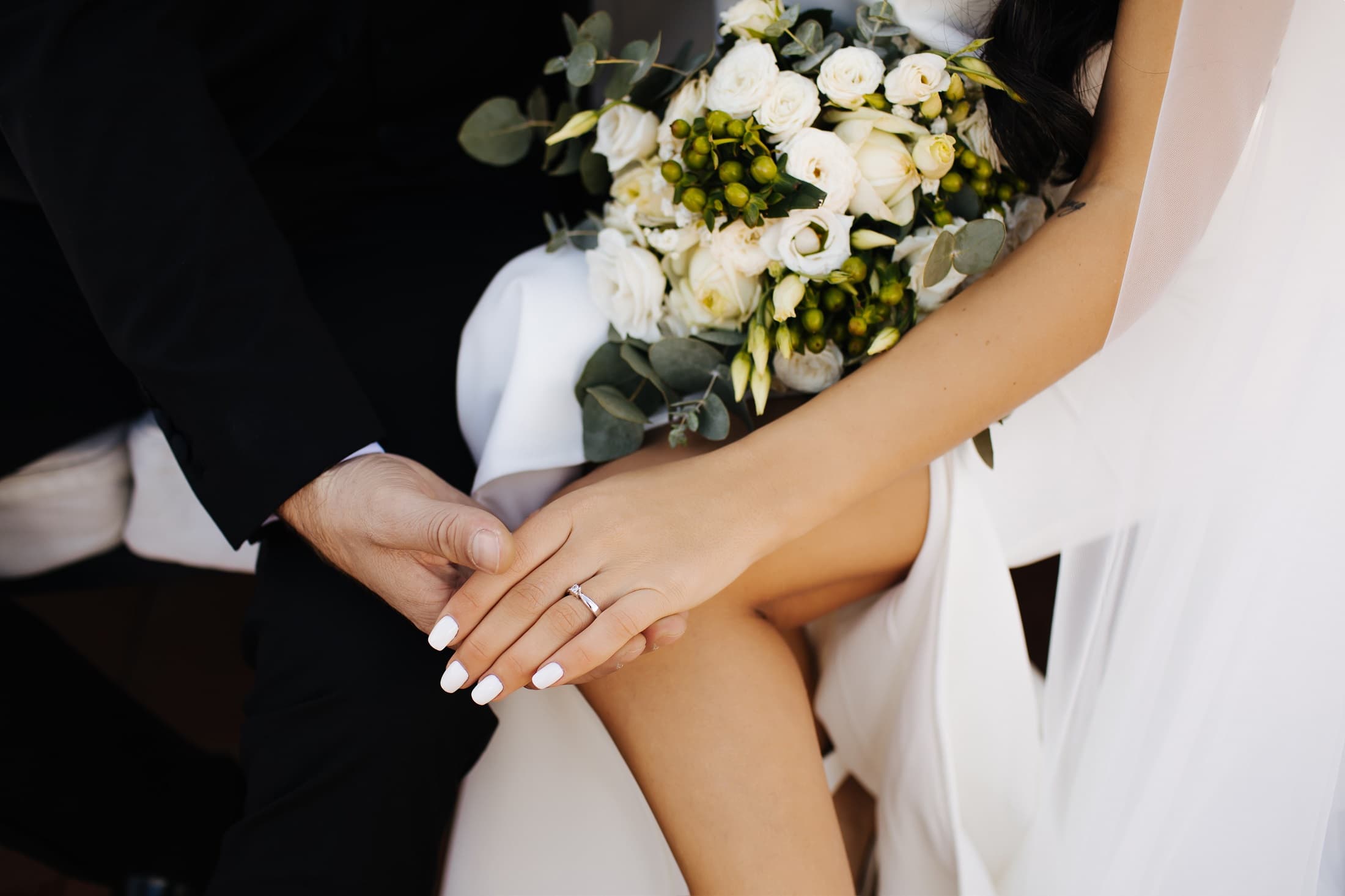 How to match the bouquet to the wedding dress? We suggest!
