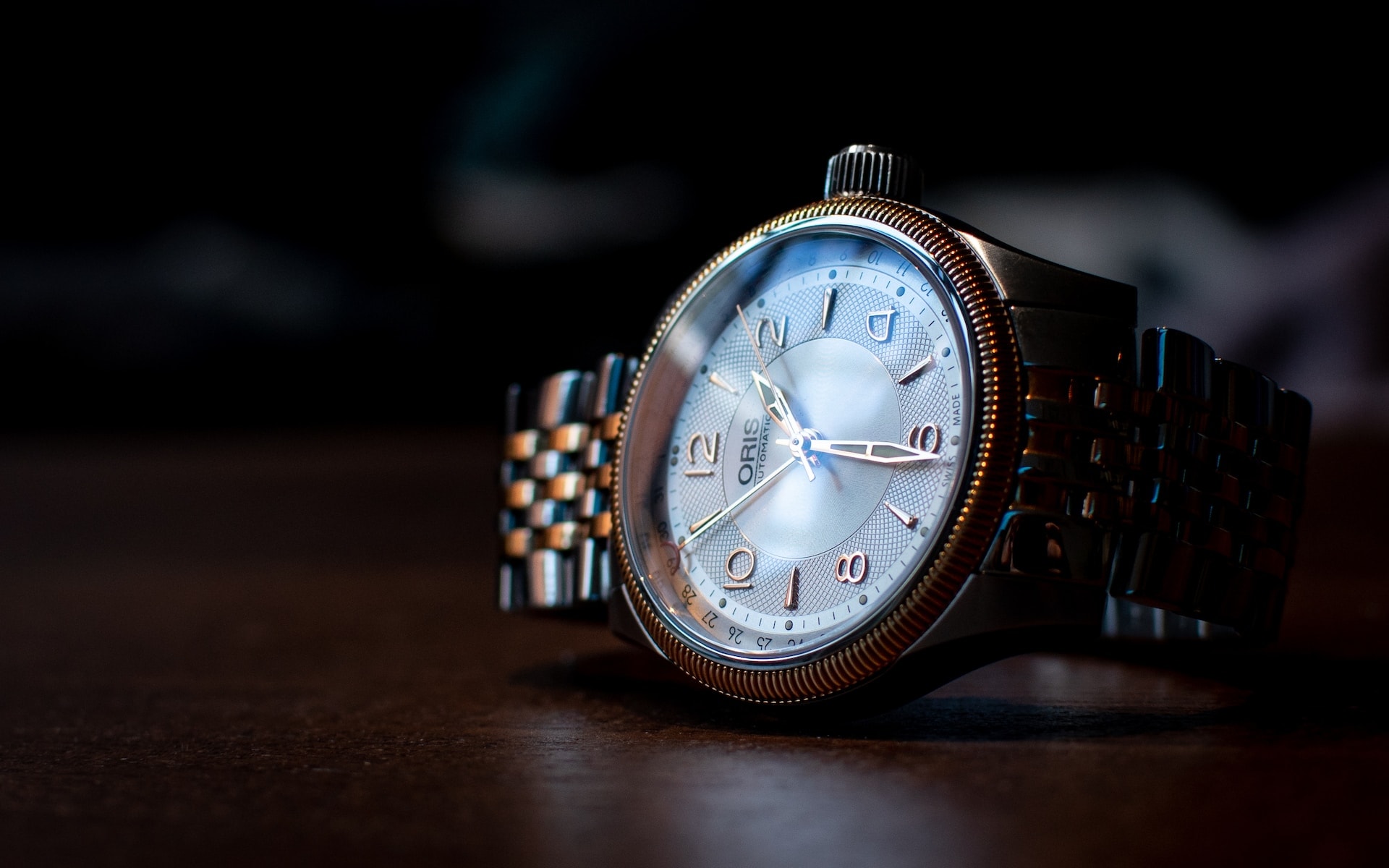 The Perfect Timepiece: Essential Features of an International Wristwatch and Jewelry Brand